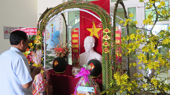 Thắp hương bên bàn thờ Tổ quốc.