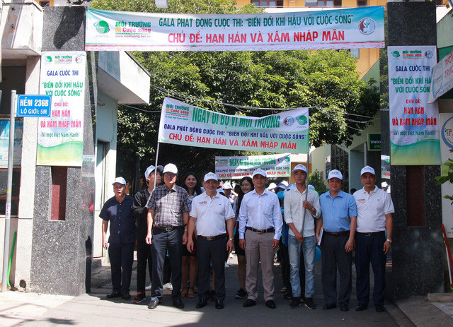 Hưởng ứng cùng cuộc thi "Biến đổi khí hậu với cuộc sống", các đại biểu đã tham gia "Ngày đi bộ vì môi trường.