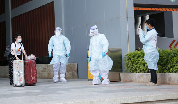 Nhân viên y tế Campuchia làm nhiệm vụ tại khu vực phát hiện ca mắc COVID-19. (Ảnh: Khmer Times)