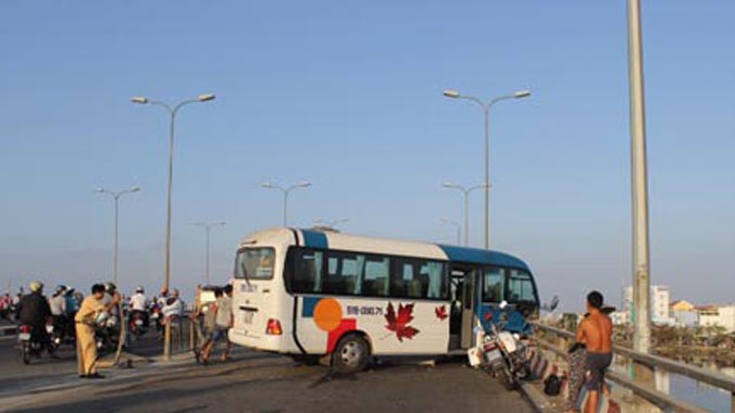 Xe khách đang chạy bất ngờ nổ lốp trước, suýt “bay” khỏi cầu