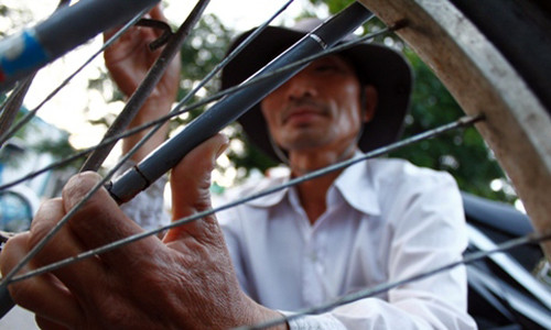 Sửa xe đạp được một số tỉnh quy định là ngành kinh doanh có điều kiện. Ảnh: Nguyễn Đông.