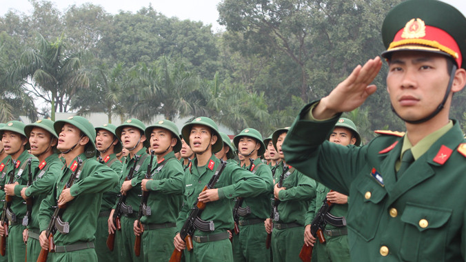 Nghiêm trang lễ chào cờ. Ảnh: Nguyễn Minh.