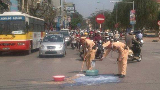 Thông tin từ đội CSGT số 3 (Công an TP Hà Nội) cho biết, khoảng 11h30 trưa nay (25/2), tại ngã tư Tôn Thất Tùng – Trường Chinh (quận Đống Đa, Hà Nội) đã xảy ra va chạm giao thông giữa 2 xe máy, trong đó có một xe chở thùng bột xà phòng công nghiệp; khiến 
