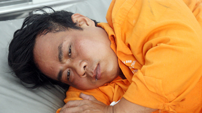 Sau một ngày nằm điều trị tại bệnh viện Nhà Bè do bị thương nhẹ, trưa 26/2, Diệp được di lý về Công an huyện. Ảnh: An Nhơn.