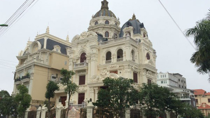 Những tòa biệt thự thiết kế cầu kỳ.