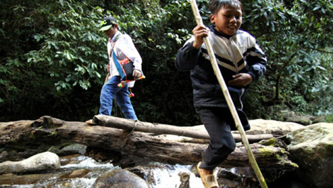 Lỳ Ló Xá băng rừng, vượt suối để đến trường.