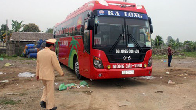 Xe khách 14B-004.39 loại 37 chỗ nhưng nhà xe nhồi nhét tới 117 hành khách. Ảnh: Ngọc Minh