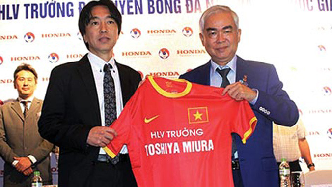 HLV Miura (trái) và Chủ tịch VFF Lê Hùng Dũng.