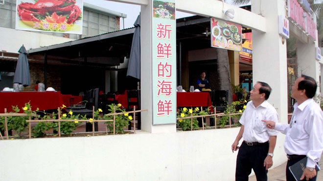 Kiểm tra bảng hiệu quảng cáo vi phạm. ẢNH: NGUYỄN HUY