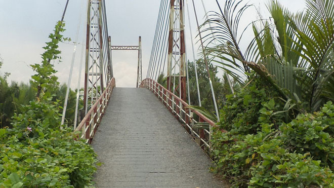 Sắt thép rỉ sét, mối hàn bong... là hình ảnh chung của cầu treo ở Sóc Trăng. ẢNH: XUÂN LƯƠNG