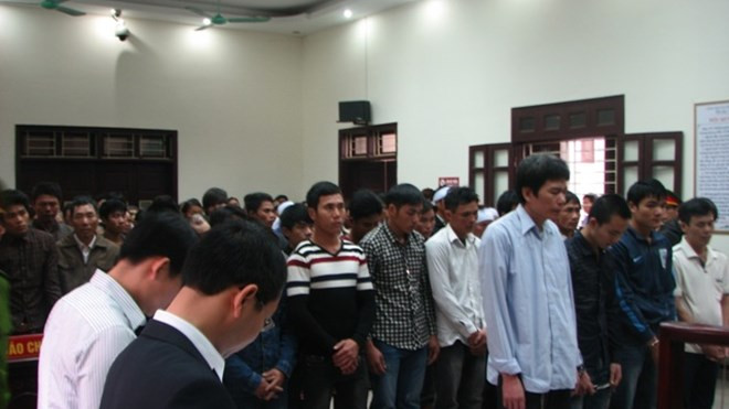 Các bị cáo tại phiên tòa sáng ngày 2/4>