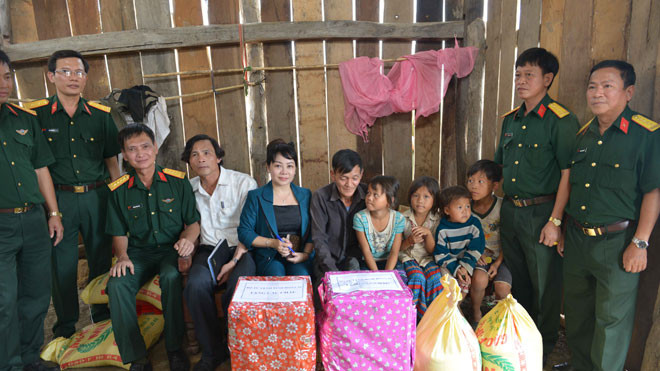  Đại diện báo Tiền Phong cùng đại diện các ngành, các nhà hảo tâm đến tặng quà cho 5 cháu mồ côi