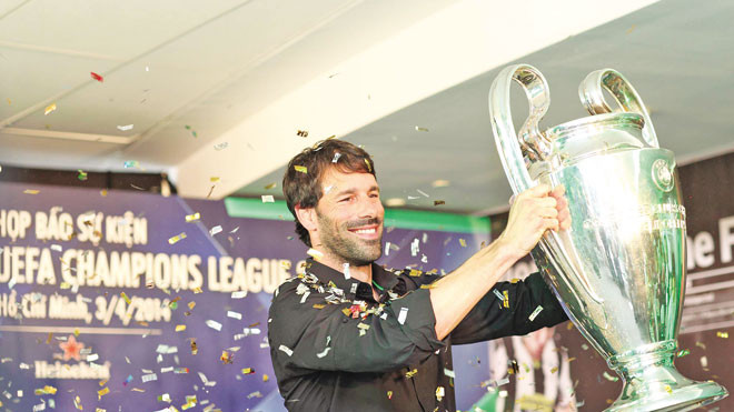 Van Nistelrooy cùng cúp Champions League tại TPHCM. ảnh: Phương Linh