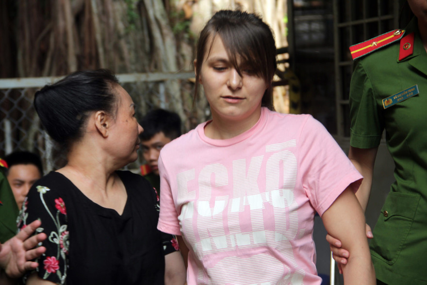 Dẫn giải nữ bị cáo Prokofeva Elana về trại giam sau phiên tòa. Ảnh: Tân Châu.
