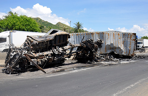 Xe container cùng ôtô tải cháy sau tai nạn liên hoàn. Ảnh: Xuân Ngọc.