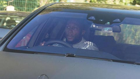 Rolls Royce bạc tỷ của sao M.U bị cạy cửa lấy đồ