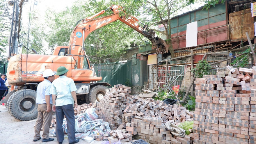 Cưỡng chế thu hồi khu đất bị chiếm dụng gần 10 năm ở hồ Ba Mẫu