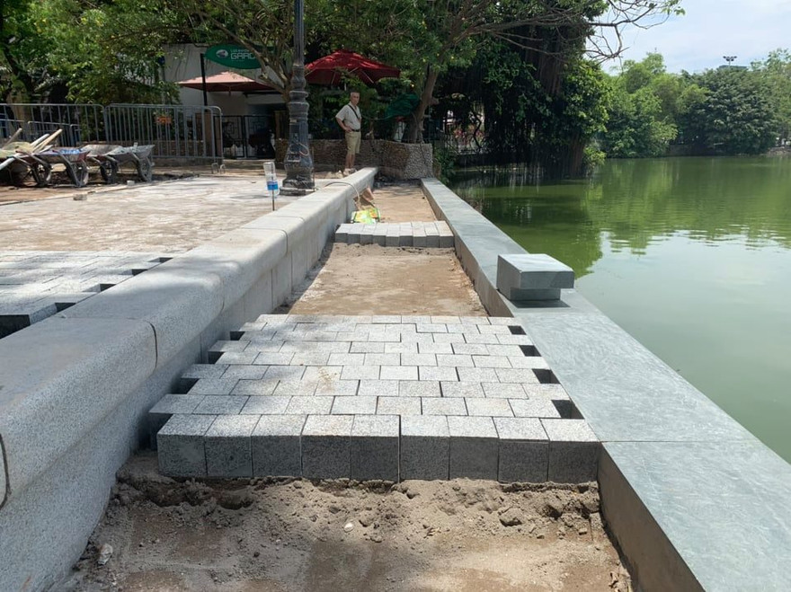Sau kè bê tông đúc, vỉa hè, đường dạo Hồ Gươm được lát đá tự nhiên