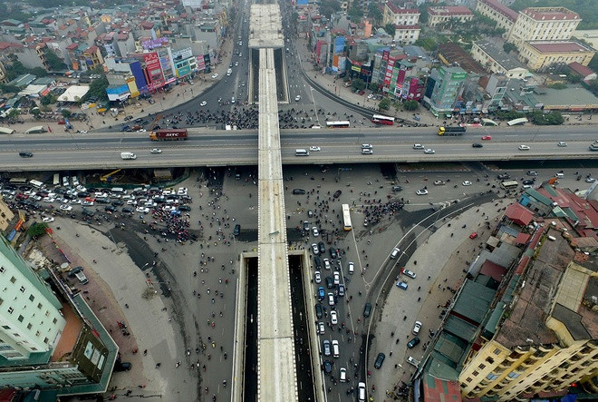 Dự án đường sắt đô thị Cát Linh - Hà Đông gồm 13 km đường sắt đi trên cao, 1,7 km ra vào khu depot, 12 ga trên cao, nhà điều hành 9 tầng, theo kế hoạch sẽ hoàn thành vào cuối năm 2016.