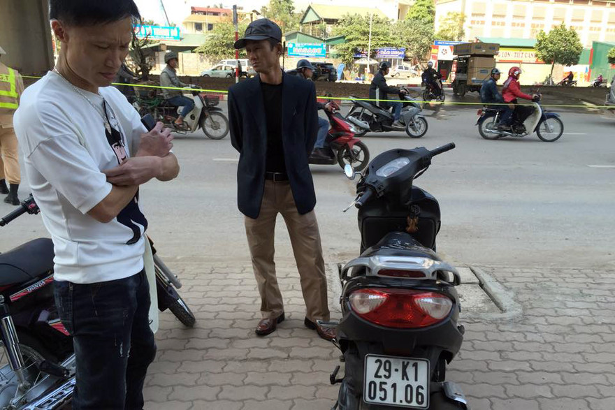 Giang và Hùng cùng chiếc xe máy.