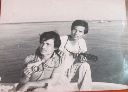 Thiếu tướng Hồ Anh Thắng (bên trái) trên đường ra Trường Sa năm 1988.