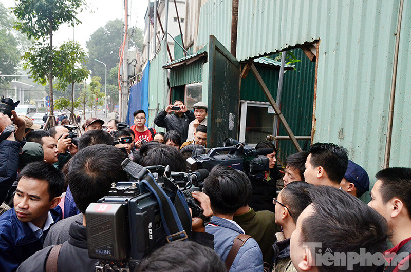 Do chủ đầu tư dự án 8B Lê Trực được tự phá dỡ nhưng không đảm bảo tiến độ, UBND phường Điện Biên buộc phải ra thông báo tổ chức cưỡng chế phá dỡ diện tích sai phạm, theo quyết định cưỡng chế được UBND quận Ba Đình ban hành.