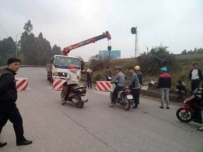 Các khối bê tông chắn đường lên cầu Việt Trì ảnh: otofun.