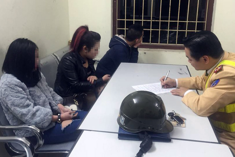 Nam thanh niên điều khiển chiếc xe và hai cô gái không đội mũ bảo hiểm.