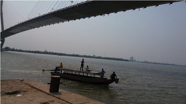 Đội cứu hộ của ông To đang khảo sát hiện trường để lên kế hoạch tìm kiếm thi thể nạn nhân.