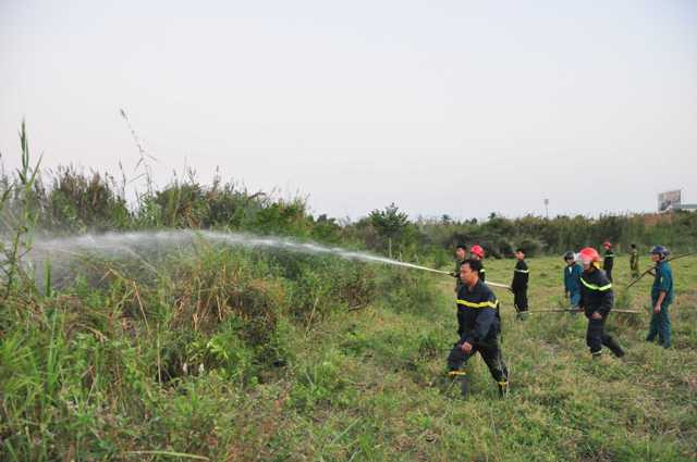 Cảnh sát PCCC đang dập lửa.
