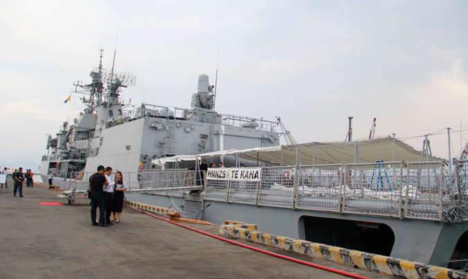 Tàu HMNZS Te Kaha tại cảng Tiên Sa. Ảnh: Thanh Trần.