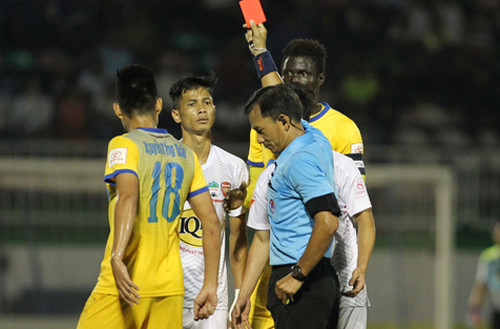 A Hoàng phải nhận thẻ vàng thứ hai, bị truất quyền thi đấu khi phớt lờ yêu cầu chờ còi để thực hiện đá phạt.