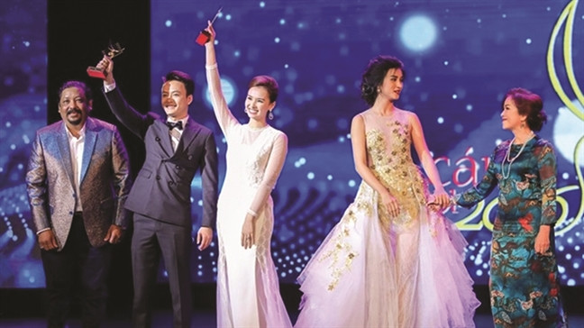 Sự cố thiếu cúp cho nữ diễn viên Minh Trang (bìa phải) như thế này chỉ có thể do lỗi con người.