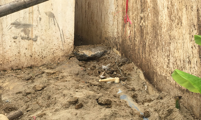 Đường ống xả thải ngầm trái phép được phát hiện.