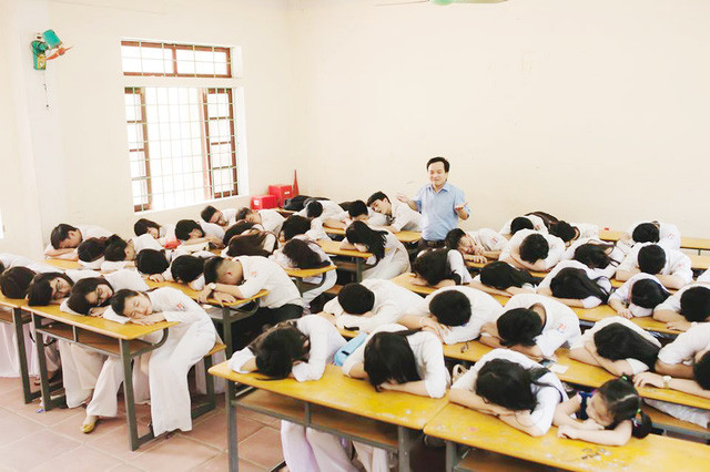 Những bức ảnh kỷ yếu được chụp trong lớp học, giúp các em học sinh lưu giữ hình ảnh đẹp về thầy cô, bạn bè.