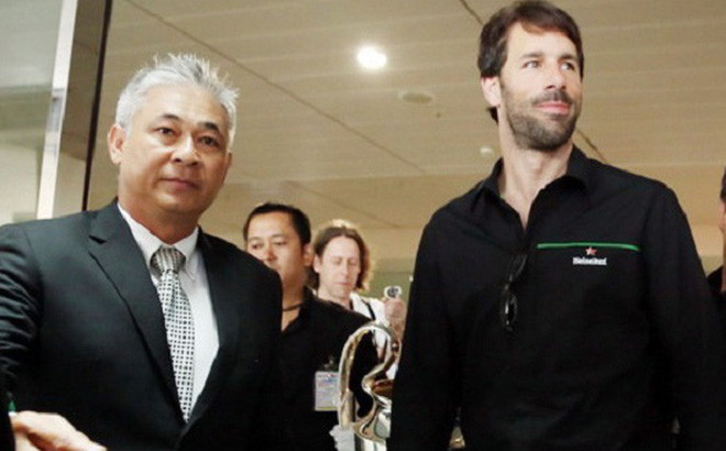 Nguyễn Văn Tùng làm vệ sĩ cho Ruud van Nistelrooy.