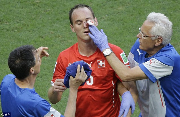 Von Bergen rời sân với những vệt máu lăn dài trên mặt