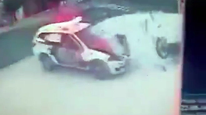 Xe cảnh sát đâm xe máy, người bay như chim