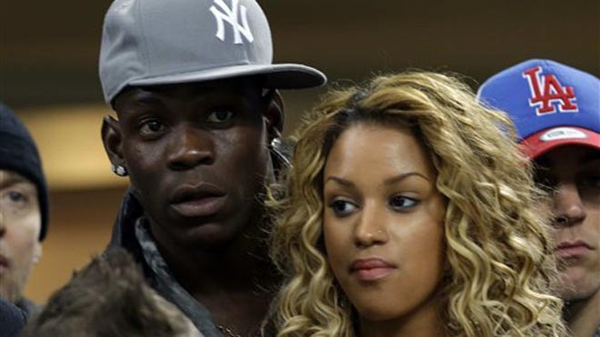 Balotelli rất thích lên trang mạng xã hội khoe khoang