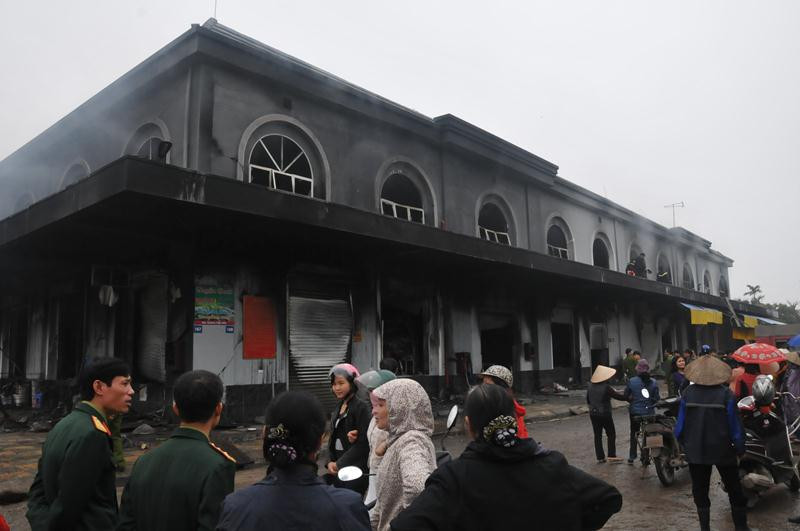 Chợ Phố Hiên tan hoang sau hỏa hoạn. Ảnh: Tuấn Nguyễn