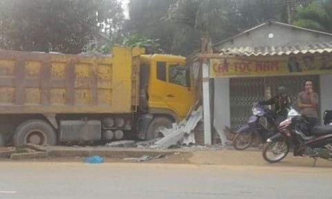 Hình ảnh hiện trường vụ tai nạn. Ảnh do người dân cung cấp