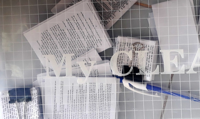 Tài liệu của một thí sinh trước khi tham dự buổi thi tuyển công chức cuối cùng tổ chức vào chiều ngày 28/5.