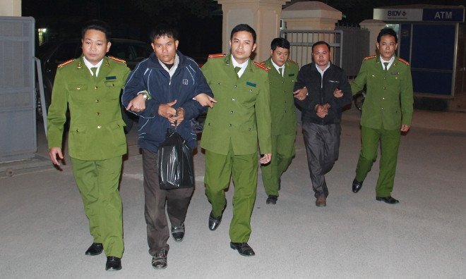 Hai đối tượng vận chuyển 13 bánh heroin bị bắt chiều tối 24/12. Ảnh: Công an Thanh Hóa.