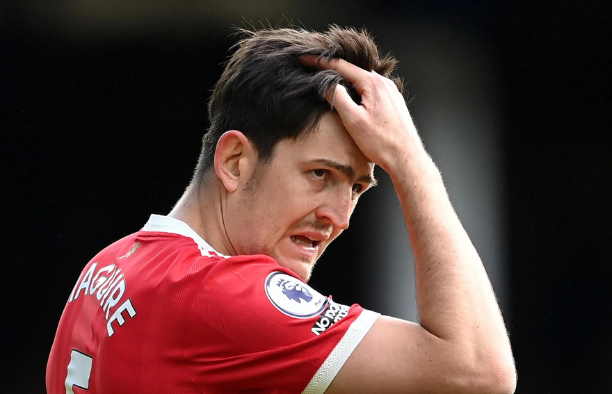 Vì sao Harry Maguire khốn khổ với tấm băng đội trưởng MU?