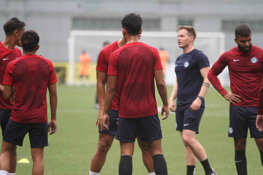 HLV Singapore tung chiêu gây khó HLV Park Hang-seo?