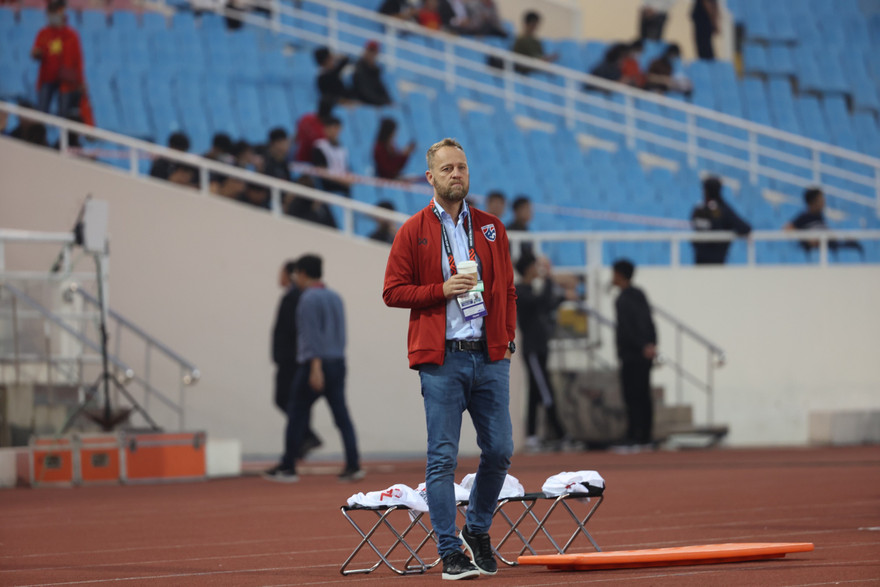 Chưa an tâm, HLV Mano Polking đến sớm thẩm định mặt sân Mỹ Đình thêm lần nữa