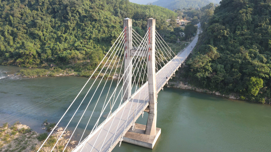 Chiêm ngưỡng khung cảnh hùng vỹ bên cầu ĐaKrông