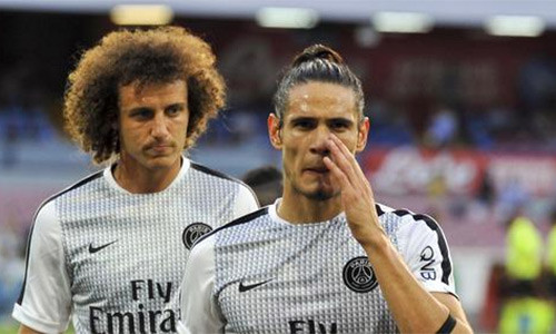 Cavani (phải) và Luiz đều rất lo sợ sau những vụ khủng bố nhắm vào Paris. Ảnh: EPA.