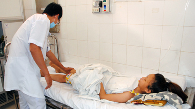 Bệnh nhân đang điều trị do rắn lục đuôi đỏ tấn công. Ảnh: Kh.Uyên.