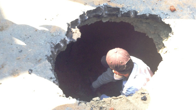 Miệng hố rộng khoảng 1m, sâu gần 2m và khoét hàm ếch rộng.